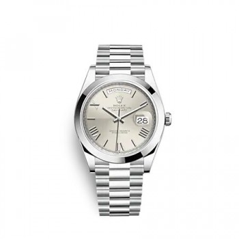 Replik uhr Rolex Day-Date 40 Platinum Silbernes Zifferblatt Smooth bezel m228206-0014